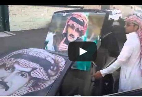 سعودي يهدي الوليد بن طلال سيارة "BMW"