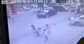 بالفيديو.. أطفال يفجرون «فتحة صرف» بصاروخ ألعاب نارية