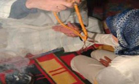 ضرب وجلد 5 سيدات متهمات بممارسة السحر والشعوذة ( فيديو )