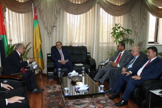 منح في 125 برنامج دراسات عليا من "ستانفورد الأمريكية"