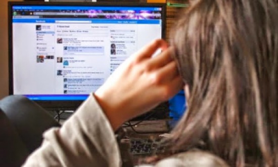 زوجة تستدرج طليقها حتى تصوره عارياً وتبتزه لزيادة نفقتها زوجة تستدرج طليقها حتى تصوره عارياً وتبتزه لزيادة نفقتها