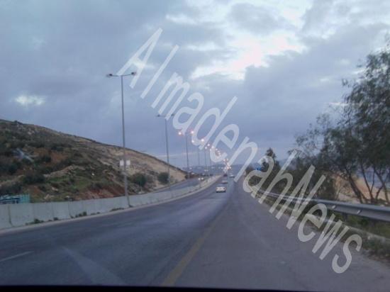 أعمدة الكهرباء مضاءة في النهار ( صور )