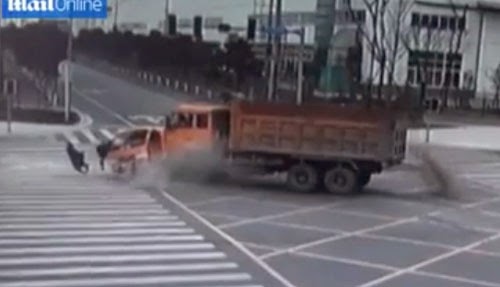 شاحنة تصطدم بسيارة والركاب يتطايرون في الهواء