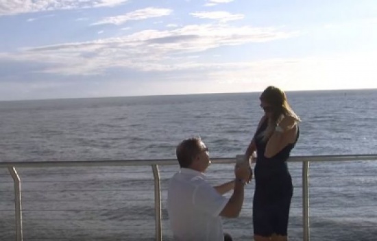 شاهد.. أراد أن يكون رومانسيًا… فوقع في موقف محرج