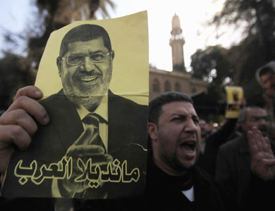 حرق سيارة شرطة وتفريق مسيرات لأنصار مرسي في وداع 2013