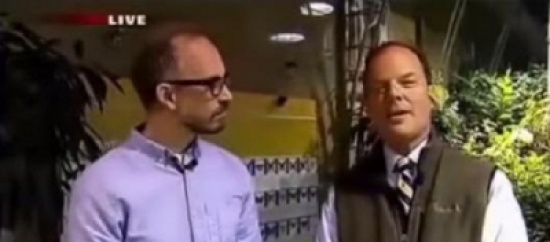 شاهد..  فراشة تضع بيضًا في أذن مراسل أمريكي على الهواء