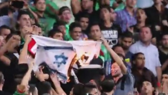 بالفيديو .. جماهير الوحدات تحرق علم إسرائيل خلال لقاء البقعة بالفيديو .. جماهير الوحدات تحرق علم إسرائيل خلال لقاء البقعة