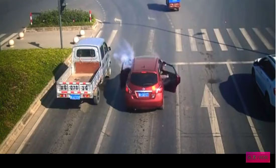 ألعاب نارية تنفجر فجأة في سيارة متوقفة عند إشارة مرورية ...