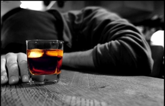 افعال رذيلة وسكر في محل تجاري بمادبا