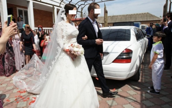 شاهد ماذا فعلت زوجة بعدما شاهدت زوجها مع امرأة أخرى بسيارته