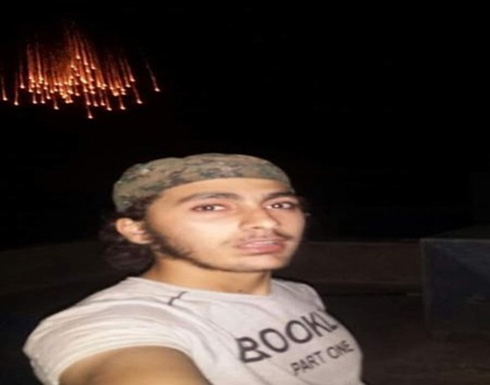 مقاتل سوري بصفوف الثوار يلتقط أغرب «سيلفي» في العالم مقاتل سوري بصفوف الثوار يلتقط أغرب «سيلفي» في العالم