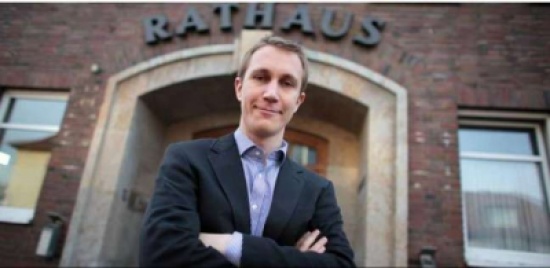 عمدة ألماني يغامر بحياته ومستقبله السياسي من أجل المسلمين