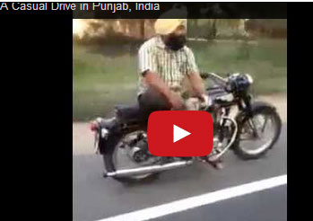 يضع رجلا على رجل ويقرأ على الدراجة النارية