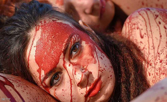 عشرات النساء العاريات في احتجاج دموي ببرشلونة عشرات النساء العاريات في احتجاج دموي ببرشلونة
