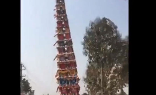 انهيار برج خشبي ارتفاعه 100 قدم.. «فيديو» انهيار برج خشبي ارتفاعه 100 قدم.. «فيديو»