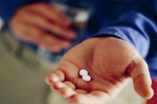 شبان يحسِّنون مظهرهم بحبوب منع الحمل شبان يحسِّنون مظهرهم بحبوب منع الحمل