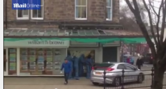 سطو مسلح بالفؤوس على محل مجوهرات في وضح النهار