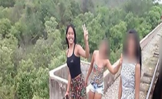 نهاية مروعة لفتيات يلتقطن سيلفي من أعلى جسر نهاية مروعة لفتيات يلتقطن سيلفي من أعلى جسر