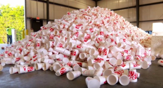 فيديو: لن تصدق كيف يتخلص مطعم أمريكي من نفايات الأكواب البلاستيكية