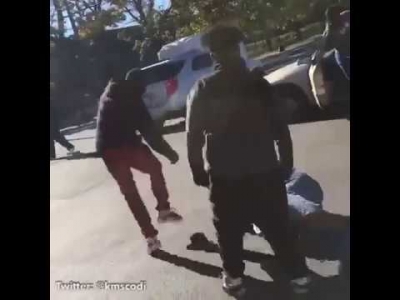 شاهد بالفيديو.. شابان يضربان رجلًا مُسنًا انتخب ترامب! شاهد بالفيديو.. شابان يضربان رجلًا مُسنًا انتخب ترامب!