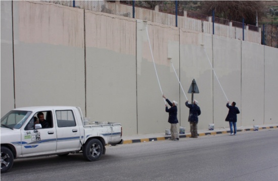 كوادر الأمانة تنفذ أعمال بيئية وتجميلية وتأهيل وصيانة على طريق البحر الميت