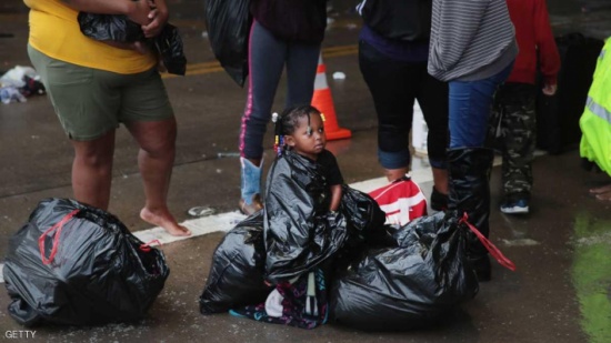 هارفي يقتل ويشرد الآلاف.. وتحذيرات من تسرب كيماوي