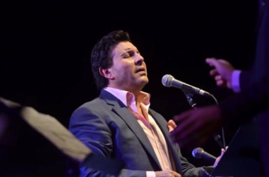 بالصور - من هو الطفل المفاجأة الذي قدمه هاني شاكر في حفلته ؟ وما علاقة تامر حسني وذا فويس كيدز؟!