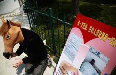 صيني يتسول بزي حصان ليجمع المال لعلاج ابنه