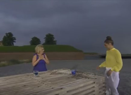 بالفيديو: مذيعة أصيبت بالذعر على الهواء .. والسبب ؟