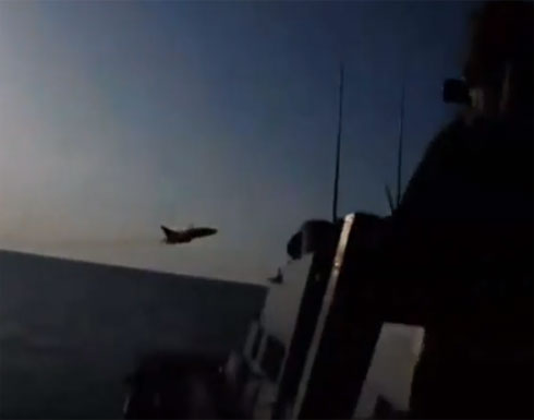 بالفيديو: مقاتلات روسية تحلق فوق بارجة أمريكية ببحر البلطيق