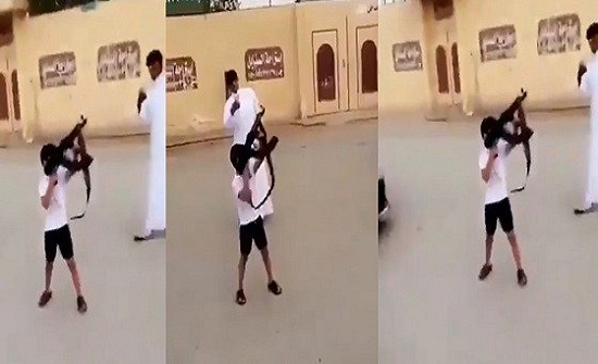 بالفيديو.. طفل يعبث بسلاح وسط تشجيع الشباب بالفيديو.. طفل يعبث بسلاح وسط تشجيع الشباب