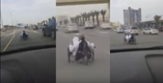 شاهد..  مسن يقود دراجته ويتسبب بتعطيل السير
