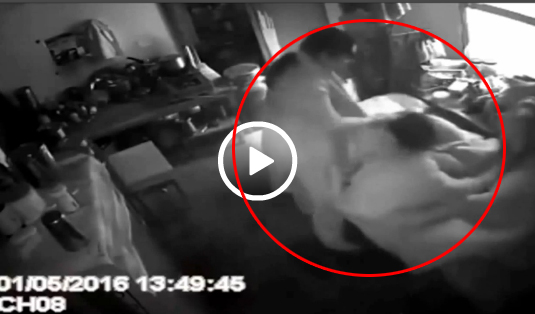 بالفيديو.. لحظة محاولة امرأة قتل حماتها السبعينية بالفيديو.. لحظة محاولة امرأة قتل حماتها السبعينية