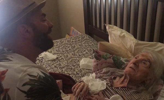 علمته إياها وهو في الثامنة فردَّ لها الجميل وهي في الـ98.. فيديو مؤثر لشاب وجدته طريحة الفراش علمته إياها وهو في الثامنة فردَّ لها الجميل وهي في الـ98.. فيديو مؤثر لشاب وجدته طريحة الفراش