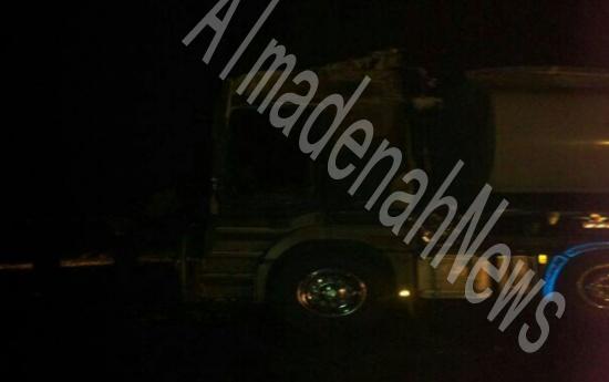 بالصور : اشتعال شاحنتين على طريق العقبة بالصور : اشتعال شاحنتين على طريق العقبة
