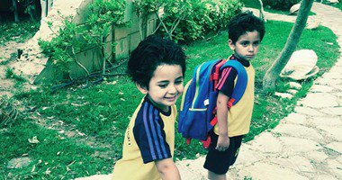 أصالة تنشر صورة لتوأمها خلال اليوم الأول للدراسة