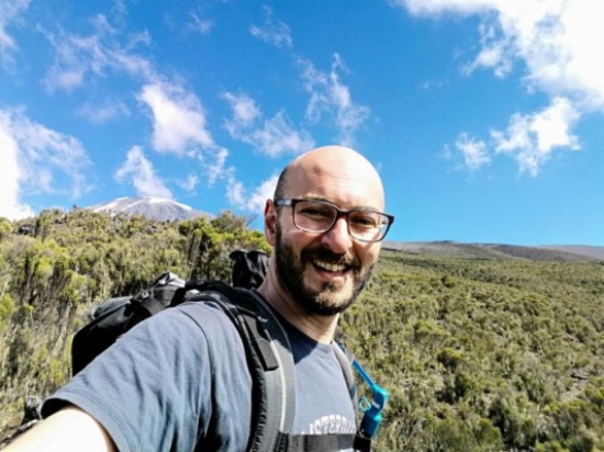 بالفيديو / إيهاب عثمان.. شاب أردني تحدى نفسه وتسلق أعلى قمة في أفريقيا