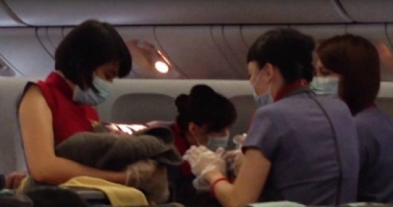 فيديو: امرأة تايلندية تنجب طفلتها على متن الطائرة