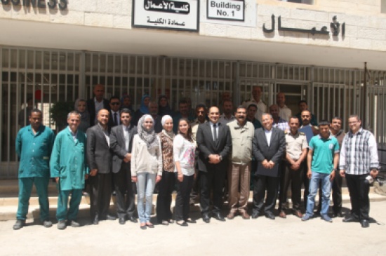طلبة الأعمال في "الأردنية" يكرمون عددا من موظفي الجامعة