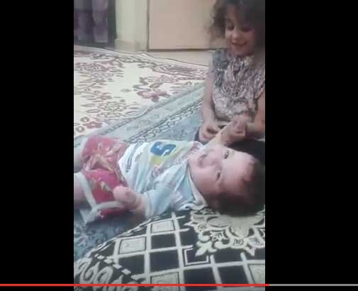 يضحك بشكل هستيري