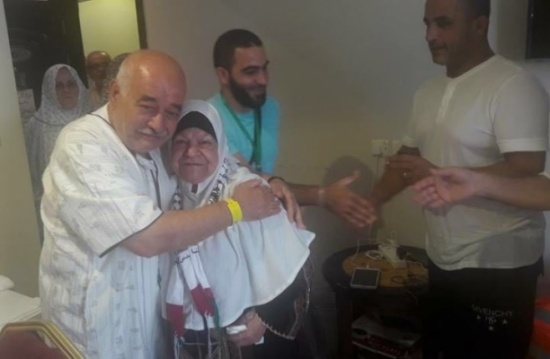 بعد 23 عاما من الفراق.. الحج يجمع فلسطينية بشقيقها (فيديو) بعد 23 عاما من الفراق.. الحج يجمع فلسطينية بشقيقها (فيديو)