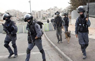 الشرطة الإسرائيلية تخلي فلسطينيا من محله في البلدة القديمة بالقدس الشرطة الإسرائيلية تخلي فلسطينيا من محله في البلدة القديمة بالقدس