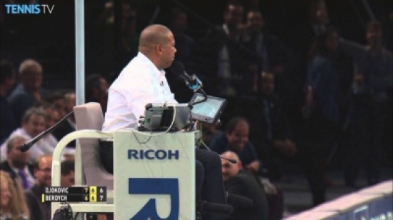 شاهد.. الحكم يلتقط الكرة