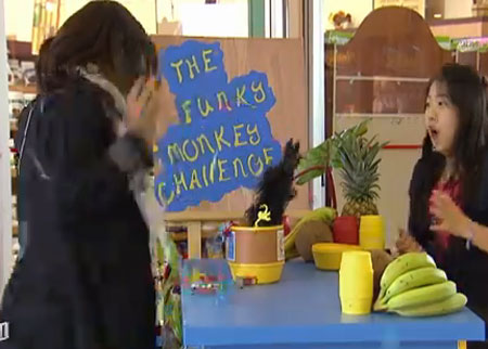 رجل في داخل علبة