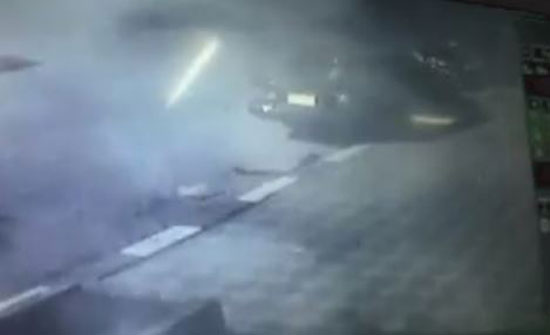لحظة سرقة سيارة من أحد الشوارع (فيديو) لحظة سرقة سيارة من أحد الشوارع (فيديو)