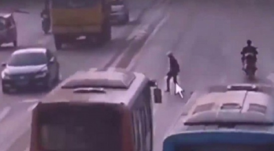 عجوز تتسبب في حادث مروع بالصين