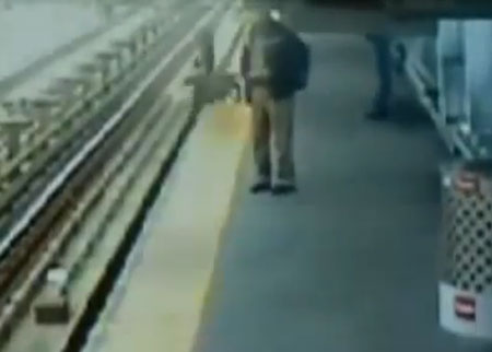 طفلة تسقط على سكة للقطار