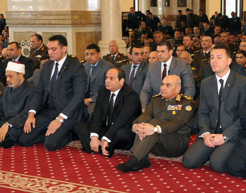 بالفيديو والصور: السيسي يؤدي صلاة غريبة يوم الجمعة بالفيديو والصور: السيسي يؤدي صلاة غريبة يوم الجمعة