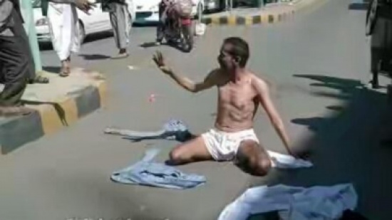 جندي يمني يتعرى احتجاجاً على انتهاكات الحوثيين جندي يمني يتعرى احتجاجاً على انتهاكات الحوثيين
