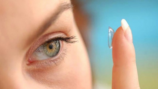 العدسات اللاصقة قد تغير البكتريا في العيون وبعض الأمراض